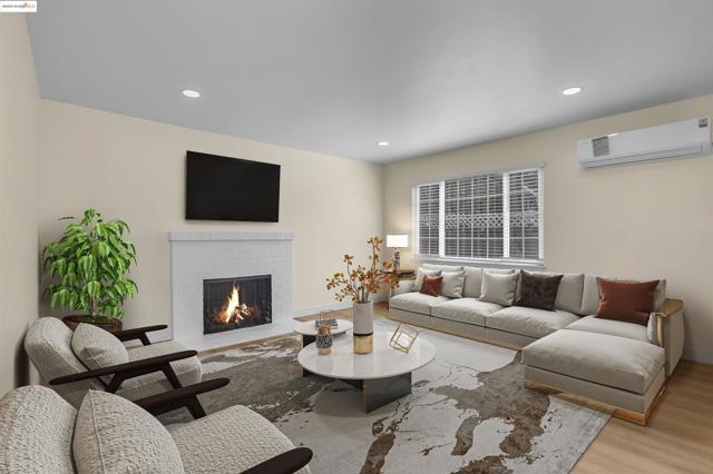 1660 Jenkinson Drive, Concord CA: https://media.crmls.org/mediaz/95b6114d-153b-4c78-adb0-9827df9046a9.jpg