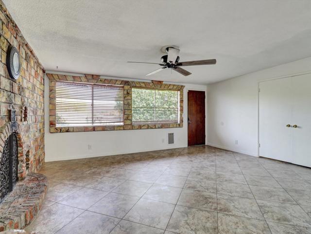 9980 Hoylake Road, Desert Hot Springs CA: https://media.crmls.org/mediaz/95b63451-36aa-4651-af75-1bb823ffca50.jpg