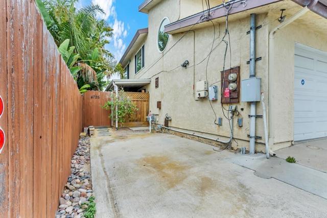 4725 Saratoga Avenue, San Diego CA: https://media.crmls.org/mediaz/95b6a59a-3eed-4888-ac85-f052a989db77.jpg