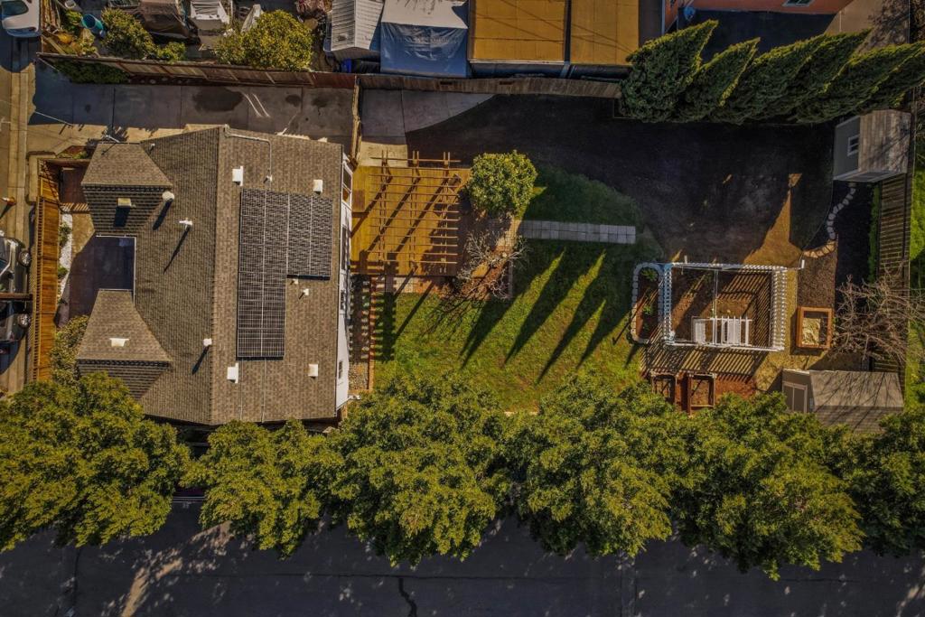 https://media.crmls.org/mediaz/95b7eedf-1fbd-4ada-9fe9-8cac869e9156.jpg?preset=X-Large