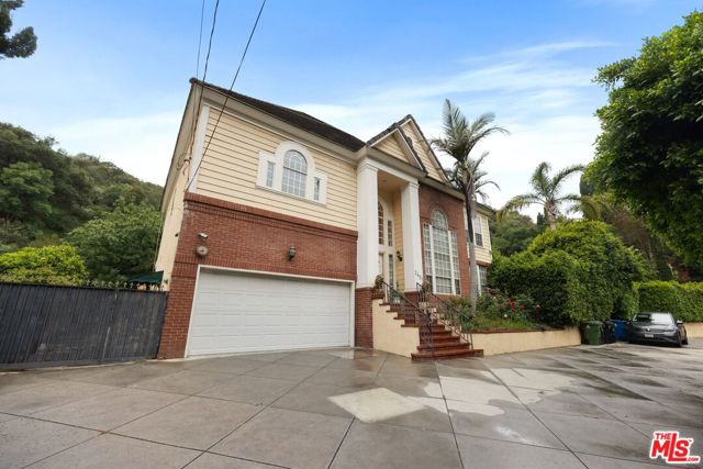 2431 Benedict Canyon Drive, Beverly Hills CA: https://media.crmls.org/mediaz/95b811e5-959d-496c-86a6-a7ebe191d598.jpg