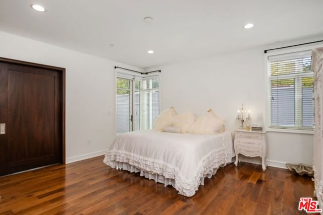 447 N Doheny Drive, Beverly Hills CA: https://media.crmls.org/mediaz/95b88ec7-40f0-4c4b-ab2c-5086f5283283.jpg