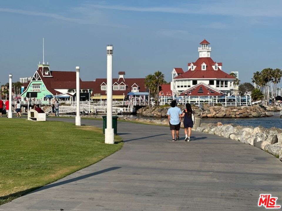 https://media.crmls.org/mediaz/95b8a4ac-5371-42d1-b857-b8a0f1851c27.jpg?preset=X-Large