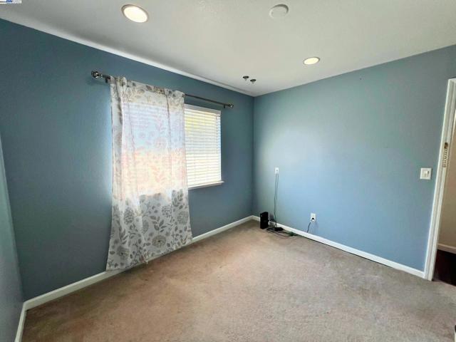 85 Phillips Ct, Tracy CA: https://media.crmls.org/mediaz/95b8ed50-0dd5-40af-abe8-40dfa446e8f2.jpg