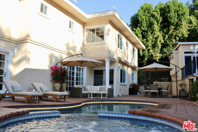 11502 Dona Teresa Drive, Studio City CA: https://media.crmls.org/mediaz/95bba99d-3bb7-4e5c-8f74-24fed5e0c4fa.jpg