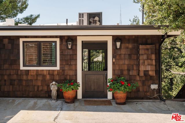 2344 Sunset Heights Drive, Los Angeles CA: https://media.crmls.org/mediaz/95bbc09f-392d-4da0-b4c7-b011f8ff58d5.jpg