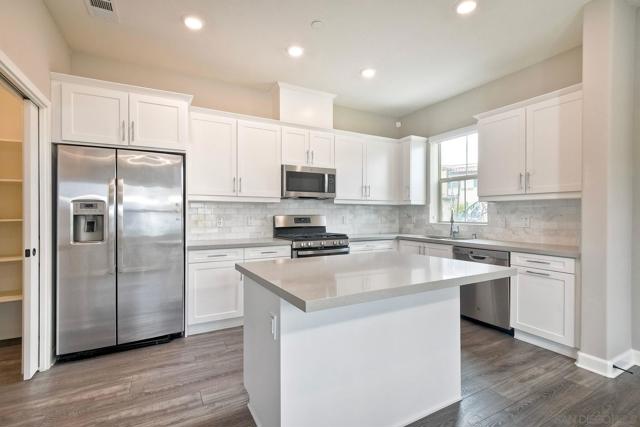 1097 Delpy View Point, Vista CA: https://media.crmls.org/mediaz/95bc394d-5e97-49b2-be2e-262dcd1897c9.jpg