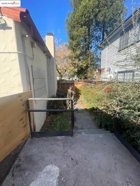 2890 Concord BLVD, Concord CA: https://media.crmls.org/mediaz/95bd4d16-1f47-411d-a99d-5d571b3096ab.jpg