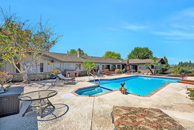 17505 Corte Lomas Verde, Poway CA: https://media.crmls.org/mediaz/95bde31c-b18a-42d3-819c-61a402fdad91.jpg