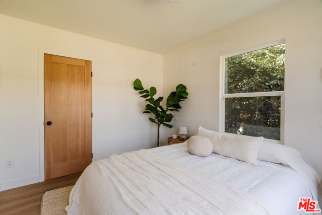 2709 S Harcourt Avenue, Los Angeles CA: https://media.crmls.org/mediaz/95be78e6-fe34-4bdb-8971-8d9398bddb5e.jpg