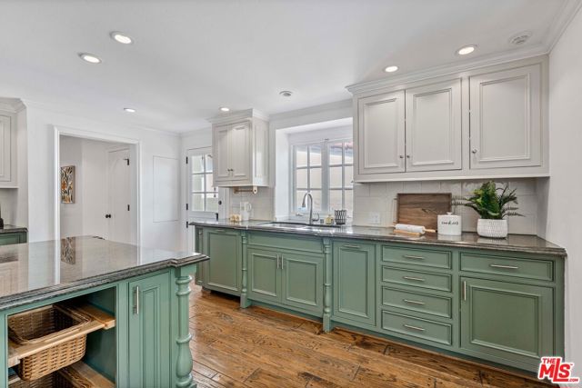 217 17th Street, Santa Monica CA: https://media.crmls.org/mediaz/95bfbdf6-1d68-4a33-bd0b-24f6983e680a.jpg