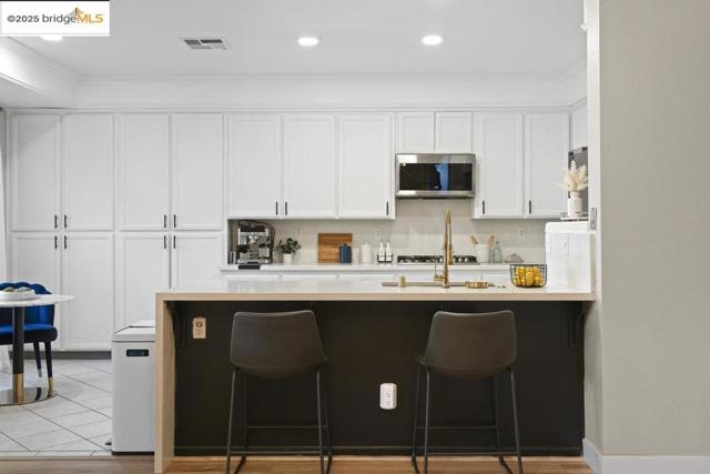 1030 Orchid Dr, Brentwood CA: https://media.crmls.org/mediaz/95c0637e-a8c1-44f8-aad1-84cf79f3b7f8.jpg