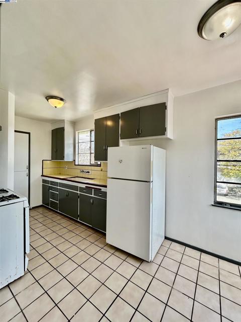 3719 Redding Street, Oakland CA: https://media.crmls.org/mediaz/95c0f88a-3a30-48d9-b3d5-473b3a3c0276.jpg