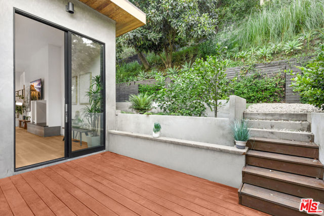 727 N Beverly Glen Boulevard, Los Angeles CA: https://media.crmls.org/mediaz/95c0f959-74a5-4143-b359-44344fec8f22.jpg