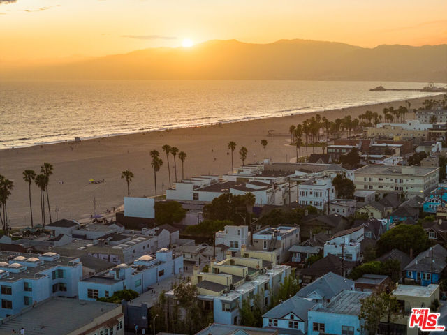 25 Brooks Avenue, Venice CA: https://media.crmls.org/mediaz/95c111dc-fe99-458e-952f-44db64edc6c4.jpg