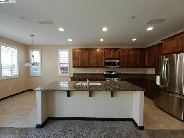 7283 Abbey Dr, Vallejo CA: https://media.crmls.org/mediaz/95c285ab-1157-42b2-a188-9c1379dba3af.jpg