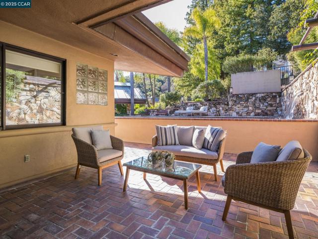 21 Deer Oaks Ct, Pleasanton CA: https://media.crmls.org/mediaz/95c32584-9421-4918-a675-c08534aaa99b.jpg