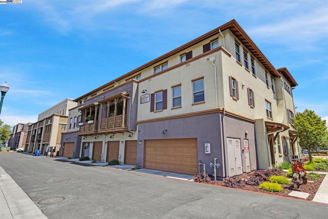 2683 5Th St, Alameda CA: https://media.crmls.org/mediaz/95c34b78-77c1-4051-917b-18f4071bb25a.jpg