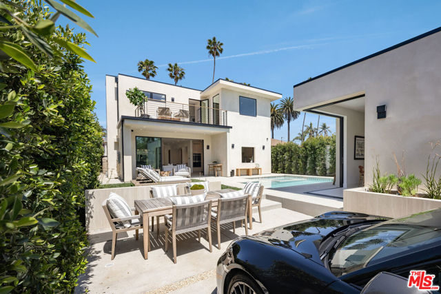 2115 Walnut Avenue, Venice CA: https://media.crmls.org/mediaz/95c3938a-59d6-474c-b8e5-5605fa88250e.jpg