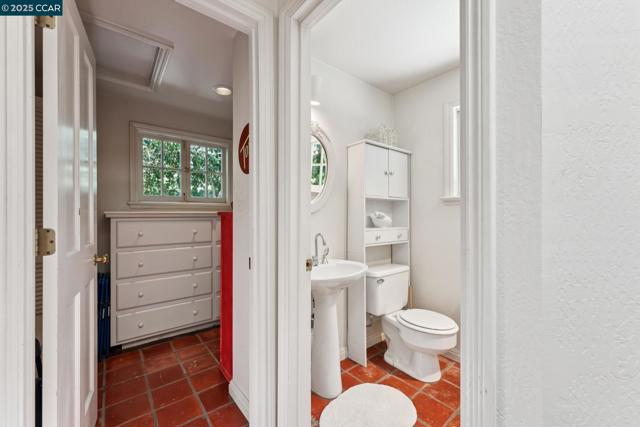 645 Los Palos Dr, Lafayette CA: https://media.crmls.org/mediaz/95c4acd3-c6a7-427d-bcb1-921b841aeb02.jpg