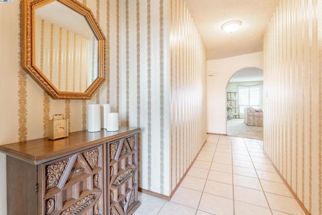 2177 Hillside Cir, San Leandro CA: https://media.crmls.org/mediaz/95c4d535-5203-4379-b9c0-a1f604331ad3.jpg
