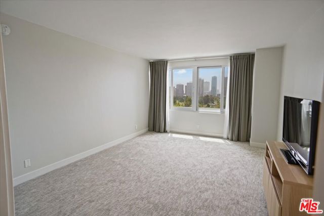 865 Comstock Avenue, Los Angeles CA: https://media.crmls.org/mediaz/95c51b4d-cd29-4f4f-8a34-4c0c7c1fd805.jpg