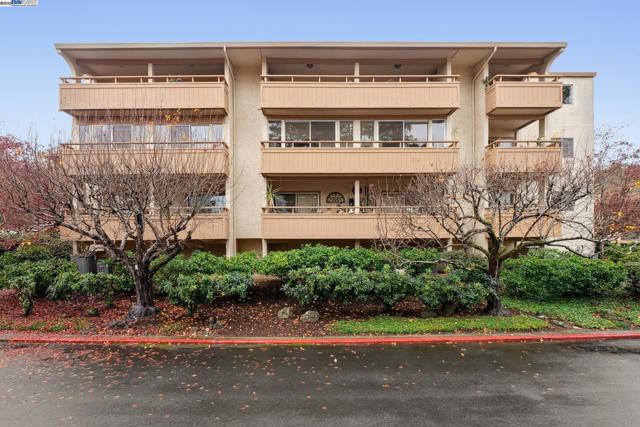 4033 Terra Granada Dr, Walnut Creek CA: https://media.crmls.org/mediaz/95c51f38-045e-4967-8123-9ba3ab504f66.jpg