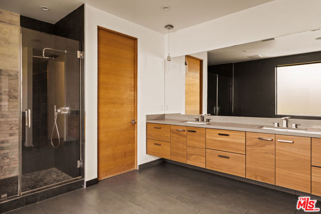 5062 Woodley Avenue, Encino CA: https://media.crmls.org/mediaz/95c55fb8-c73a-4acc-b8df-7e3cd0d3b308.jpg