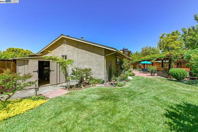 6701 Taffy Ct, Pleasanton CA: https://media.crmls.org/mediaz/95c57125-f4ea-494a-96e1-5fe396f74180.jpg