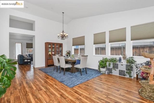 562 Douglas Drive, Brentwood CA: https://media.crmls.org/mediaz/95c5b12b-2a14-4318-a2cc-50c434e1be65.jpg