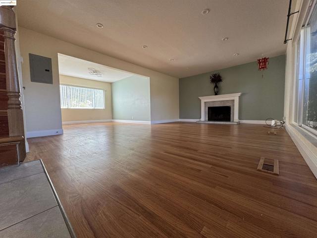 8 Juniper Way, Moraga CA: https://media.crmls.org/mediaz/95c634fd-f9be-4db5-b9f1-f26d188816d4.jpg