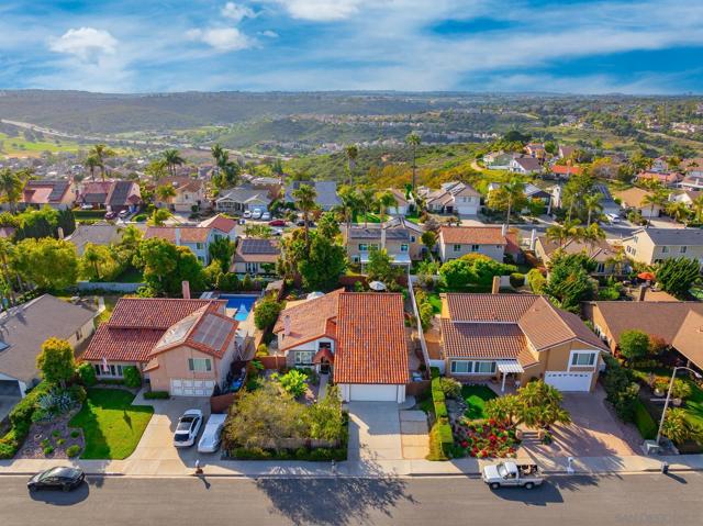 6433 La Paloma Street, Carlsbad CA: https://media.crmls.org/mediaz/95c773a0-5c17-4479-acaf-c189890acd3f.jpg
