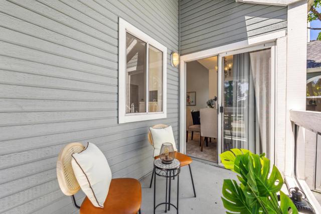 820 Boardwalk Place, Redwood City CA: https://media.crmls.org/mediaz/95c7bd26-1126-4b90-ad26-4c0e423dd10d.jpg