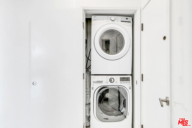 840 N Croft Avenue, Los Angeles CA: https://media.crmls.org/mediaz/95ca40f5-eb59-4db3-bc50-b0793fd9259c.jpg