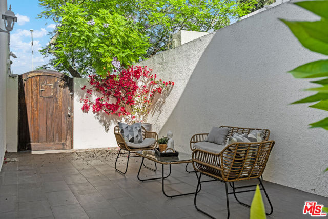 2771 Claray Drive, Los Angeles CA: https://media.crmls.org/mediaz/95ca5538-d860-402c-ad30-14096c85ae46.jpg