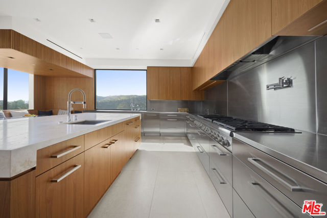 1731 Summitridge Drive, Beverly Hills CA: https://media.crmls.org/mediaz/95ccd59f-139c-441f-8262-b5403a99fe6a.jpg