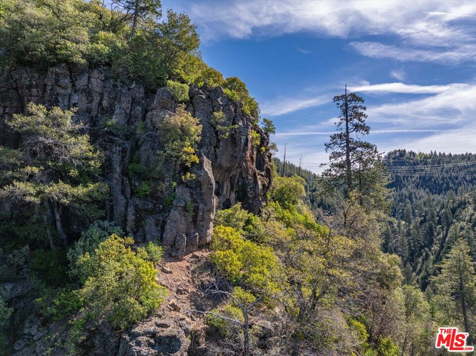 https://media.crmls.org/mediaz/95cd0d66-d9de-4a42-94f6-20d934b04522.jpg?preset=X-Large