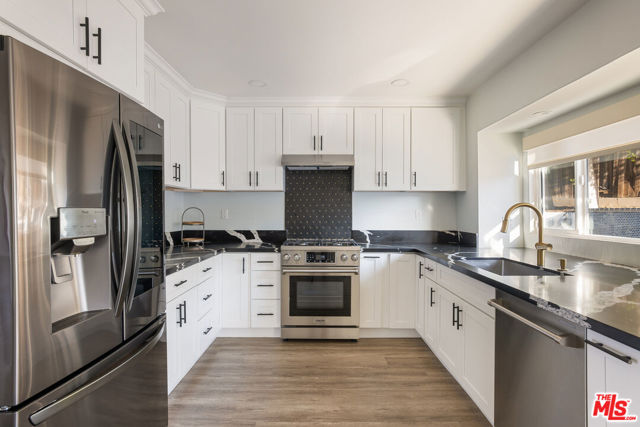 11775 Laurelwood Drive, Studio City CA: https://media.crmls.org/mediaz/95cd654a-55cd-4d60-831a-eb4f5a833883.jpg