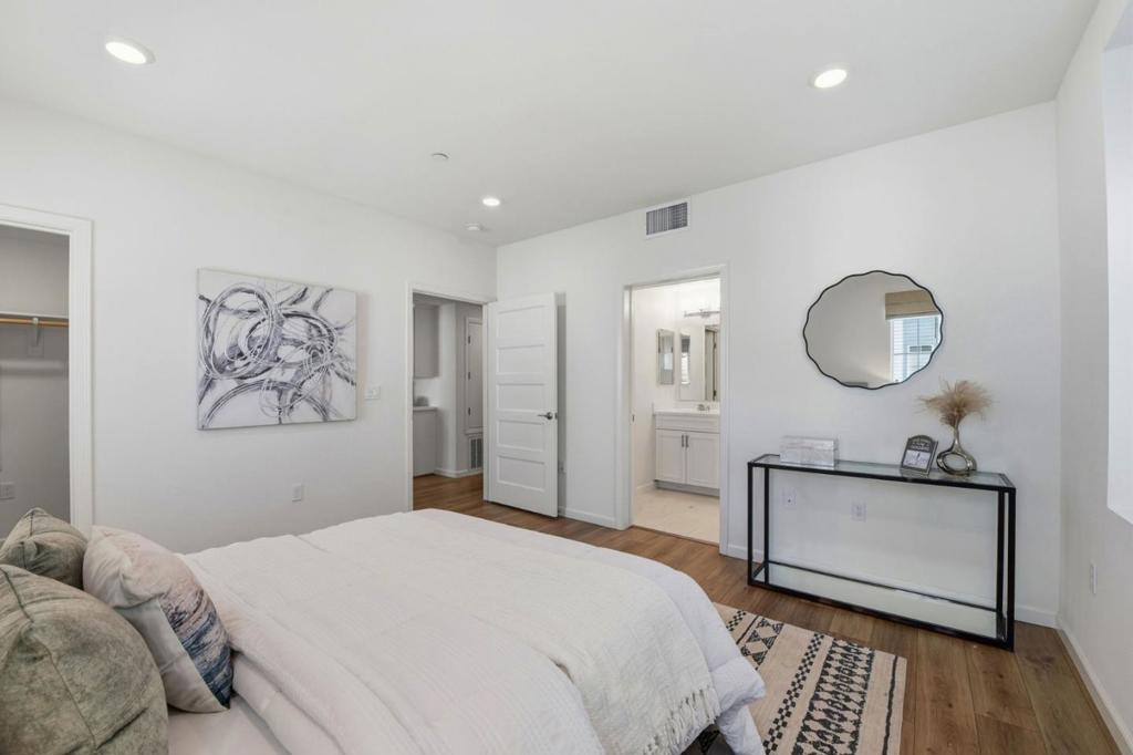https://media.crmls.org/mediaz/95ce5c5a-5ca0-4b27-abc2-4e8f3681a03b.jpg?preset=X-Large