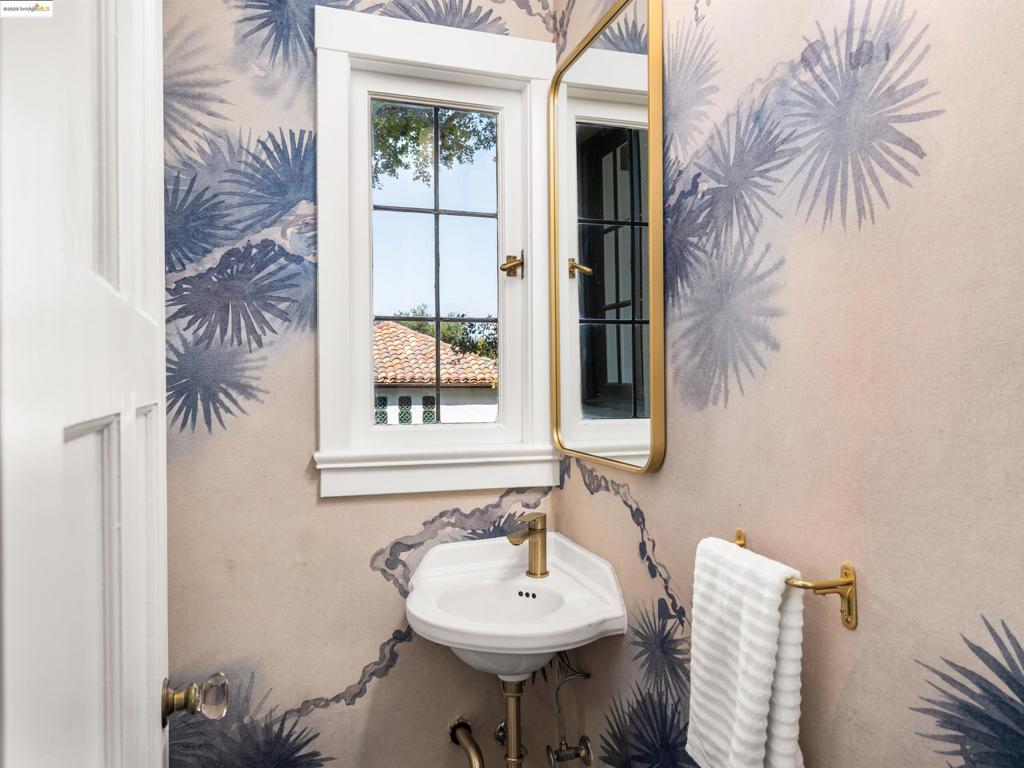 https://media.crmls.org/mediaz/95cf770a-8b76-429d-93aa-b87277f98524.jpg?preset=X-Large