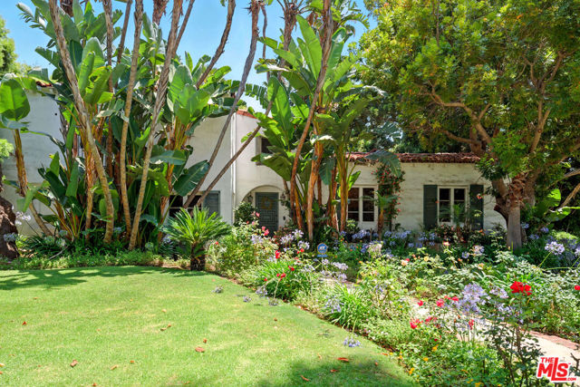 602 N Crescent Drive, Beverly Hills CA: https://media.crmls.org/mediaz/95cff4f0-47f0-4886-86fd-ee730aa52e69.jpg