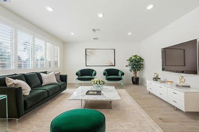 4158 Markovich Ct, Richmond CA: https://media.crmls.org/mediaz/95d0670d-01f4-47c0-a135-38dd133b641b.jpg