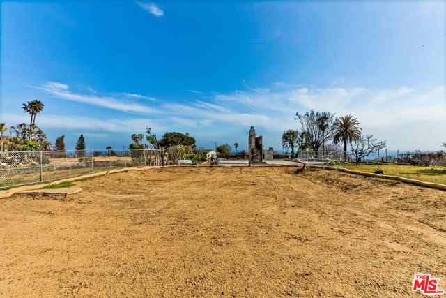 917 Enchanted Way, Pacific Palisades CA: https://media.crmls.org/mediaz/95d08847-0ac8-4b8a-b4f4-76306f8f00b0.jpg