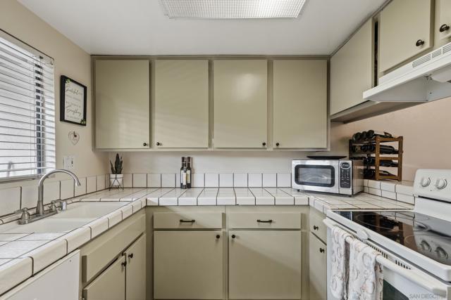 9757 Caminito Cuadro, San Diego CA: https://media.crmls.org/mediaz/95d17803-009e-4a66-a14b-d9abe8d8756b.jpg