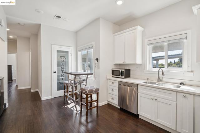 557 33Rd St, Oakland CA: https://media.crmls.org/mediaz/95d1ed74-7ea0-46c3-97d5-b9bd9b814ea8.jpg