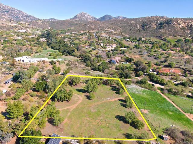 15176 Vali Hai Rd, Poway CA: https://media.crmls.org/mediaz/95d2b2e3-544e-4402-a658-fd282c51a7ad.jpg