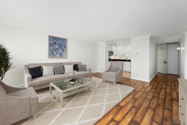 7811 Eads Ave, La Jolla CA: https://media.crmls.org/mediaz/95d2d29d-da69-4809-9e41-7a7e6d8d1bc9.jpg