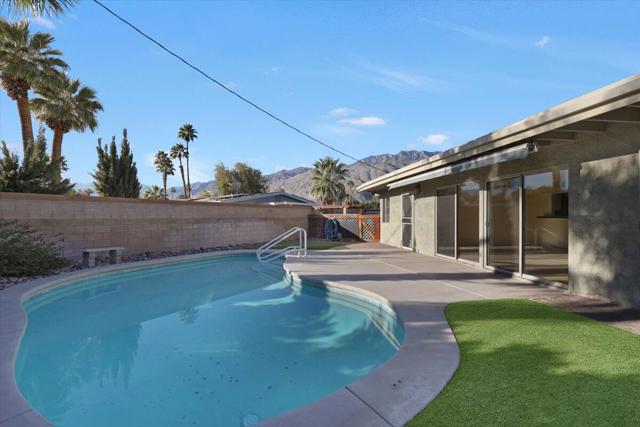 1617 E Paseo El Mirador, Palm Springs CA: https://media.crmls.org/mediaz/95d3fc4b-d94b-4d57-b41e-5b5f5bcaa6b5.jpg