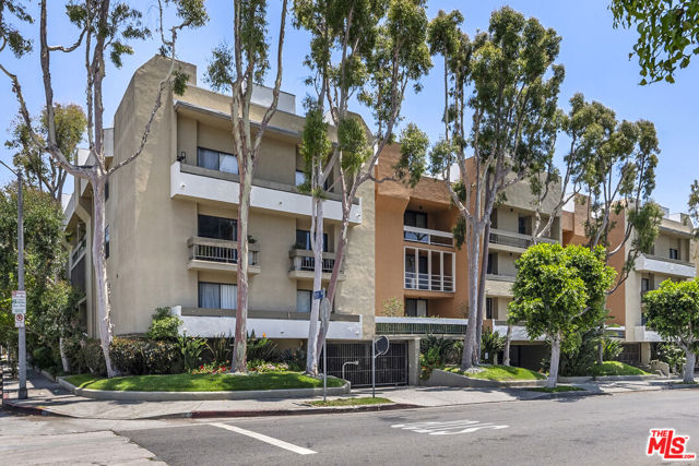 750 N Kings Road, West Hollywood CA: https://media.crmls.org/mediaz/95d495f6-3d73-4c4b-ad66-9b5450b16aed.jpg