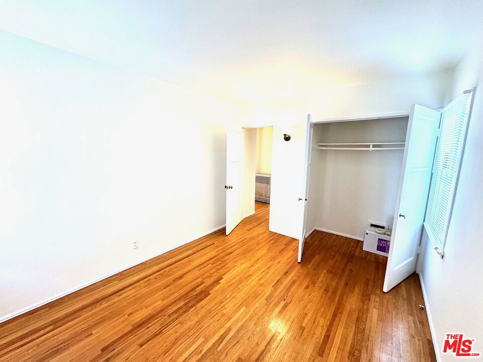 https://media.crmls.org/mediaz/95d5300e-c33e-447b-a001-90bfaeeb863a.jpg?preset=X-Large